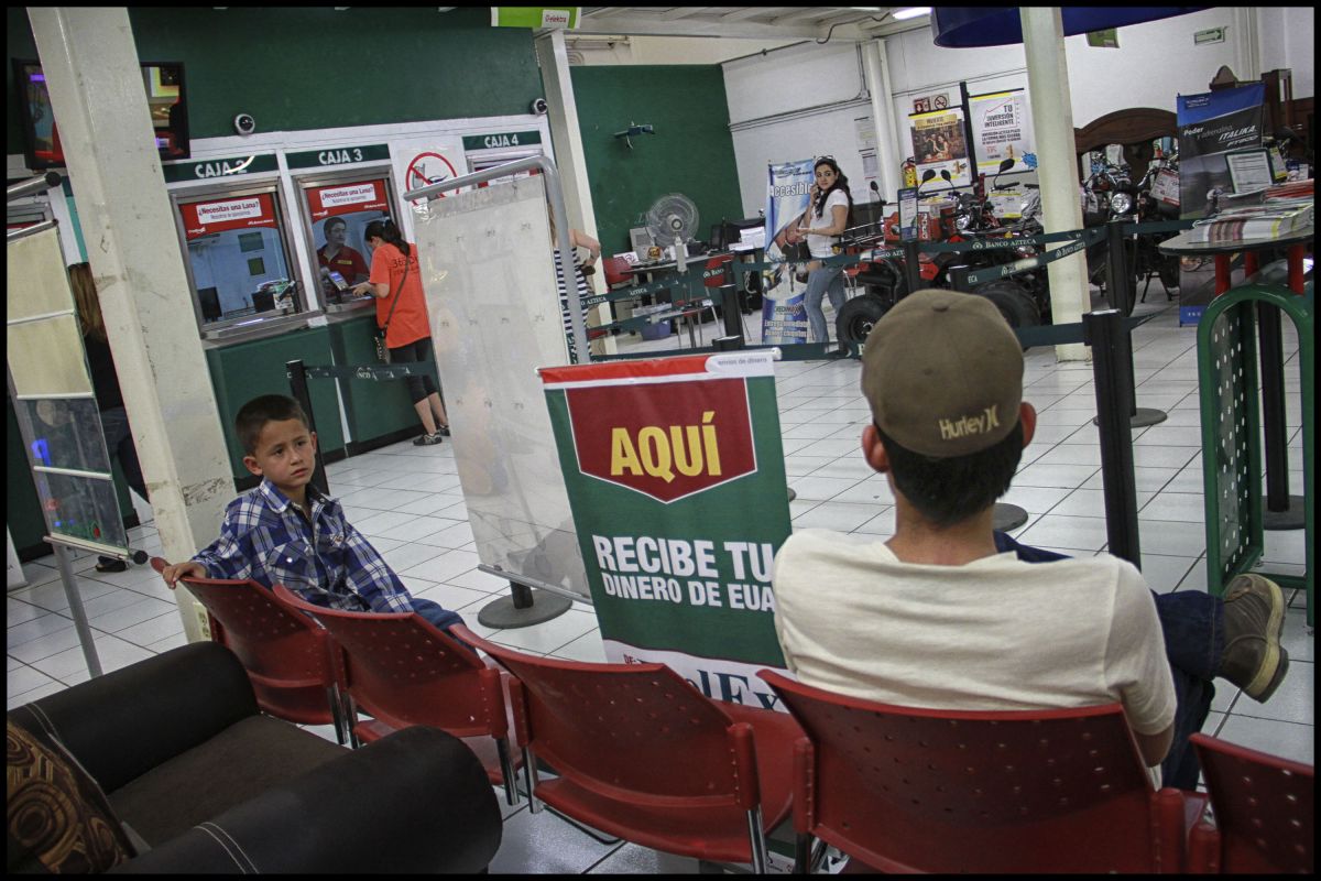 La creciente necesidad de recursos se explica porque en la constante caída que ha sufrido la capacidad de compra de los mexicanos, es decir, el valor real de su salario, contra el aumento de los precios. La creciente necesidad de recursos se explica porque en la constante caída que ha sufrido la capacidad de compra de los mexicanos, es decir, el valor real de su salario, contra el aumento de los precios.