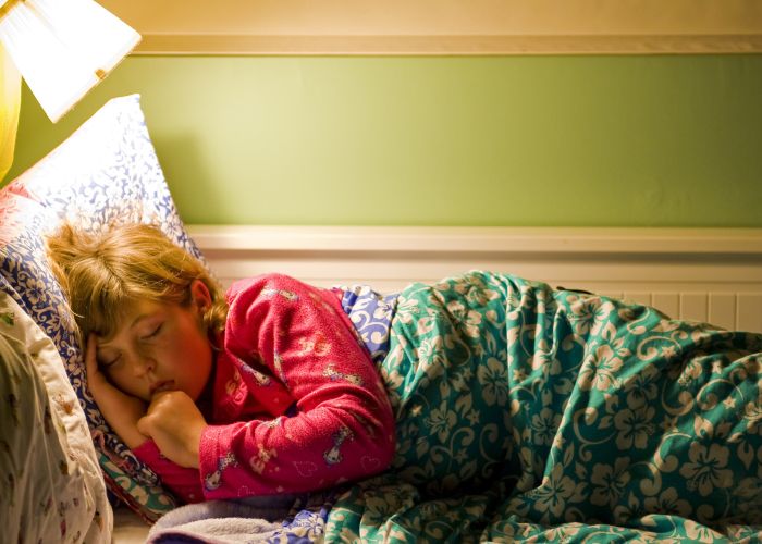 No dormir con la luz apagada, podría ser la causa de algunos de los problemas para tener un sueño reparador.