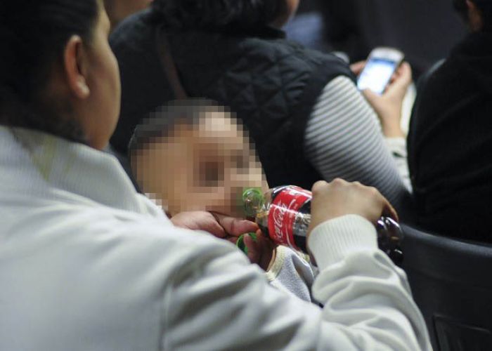 Los malos hábitos comienzan desde la infancia, a 30% de los bebes mexicanos entre 6 y 11 meses les dan refresco.