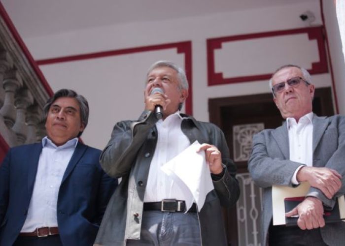 El presidente electo López Obrador, Carlos Urzúa y Gerardo Esquivel en conferencia de prensa el 23 de julio de 2018 (Foto: lopezobrador.com).
