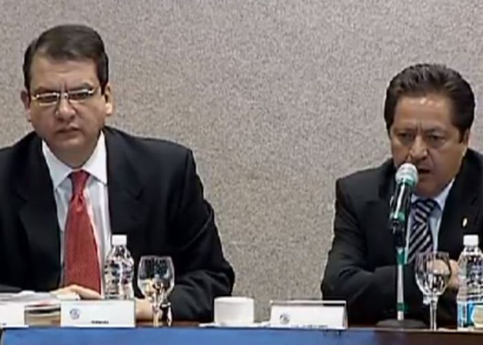 A la izquierda, Manuel Ramos Francia, durante su ratificación en 2011 como Subgobernador del Banco de México.