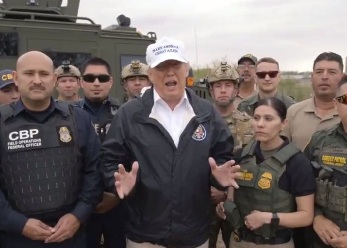 Donald Trump haciendo campaña a favor del muro junto con la patrulla fronteriza.