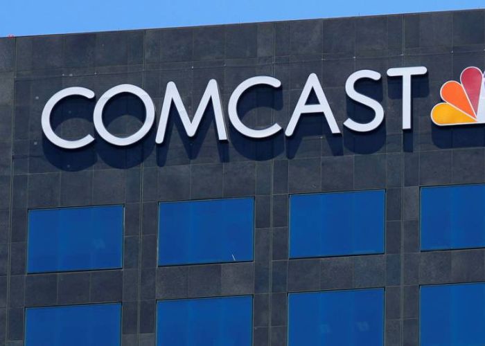 El logotipo de Comcast NBC se muestra en un edificio en Los Angeles, California, EE. UU., 13 de junio de 2018. REUTERS / Mike Blake