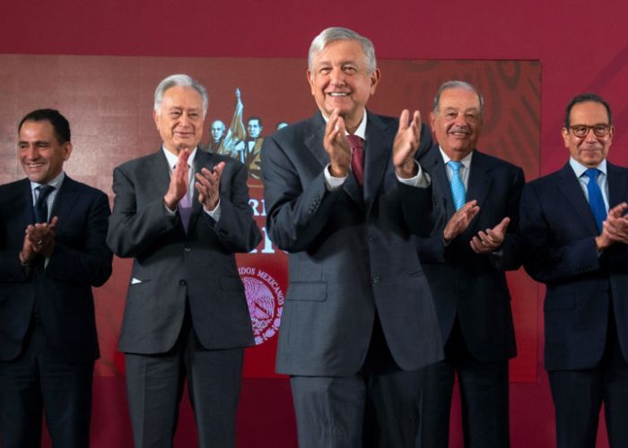 El presidente Andrés Manuel López Obrador y el empresario Carlos Slim a su izquierda este martes en Palacio Nacional (lopezobrador.org.mx)