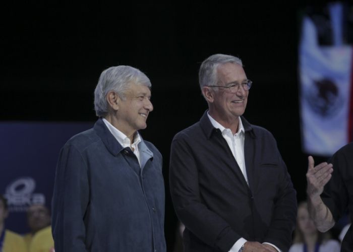 El entonces presidente electo Andrés Manuel López Obrador con el empresario Ricardo Salinas Pliego, en un evento sobre robótica el 18 de agosto de 2018 (lopezobrador.org.mx)