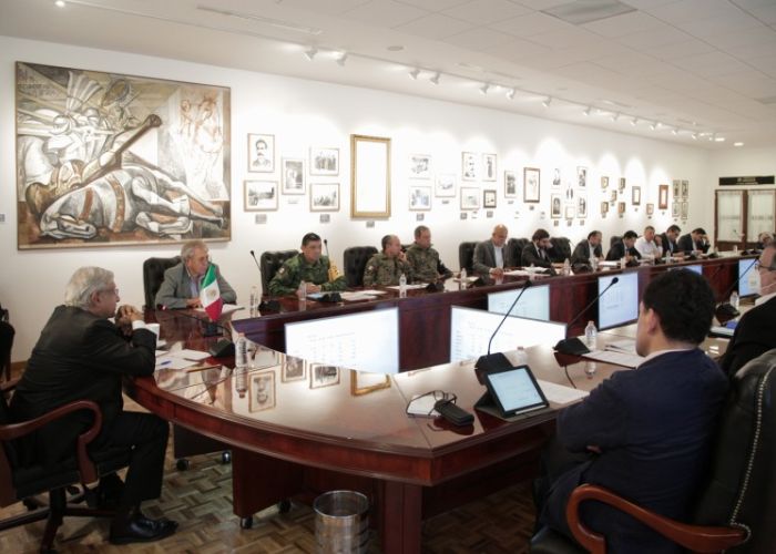 El presidente López Obrador en reunión de gabinete por el Covid-19 el 9 de abril (Foto: Twitter)