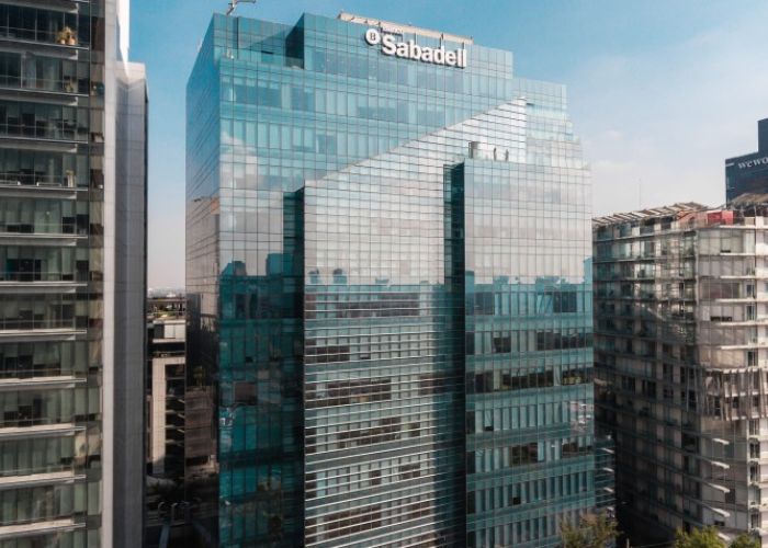 El banco Sabadell encargó a Goldman Sachs explorar opciones de venta, fusión, o compra de una entidad más pequeña para enfrentar su futuro inmediato, informó Bloomberg.