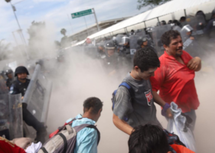 La Policía Federal rocía con gases lacrimógenos a la caravana migrante al entrar a México (Twitter: @PdPagina)