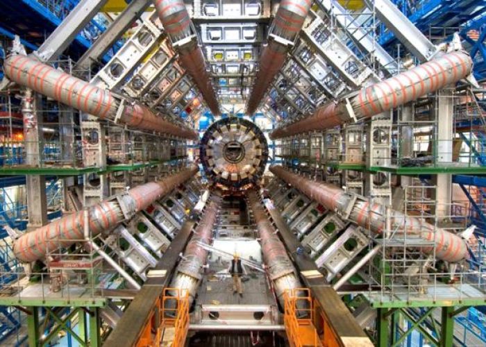 El Gran Colisionador de Hadrones, el acelerador de partículas más grande del mundo, busca responder algunas de las preguntas fundamentales de la física.