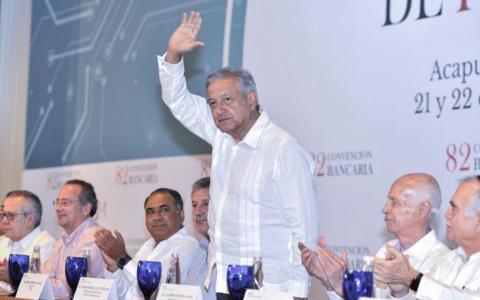 El presidente Andrés Manuel López Obrador en reunión con los banqueros el 22 de marzo.