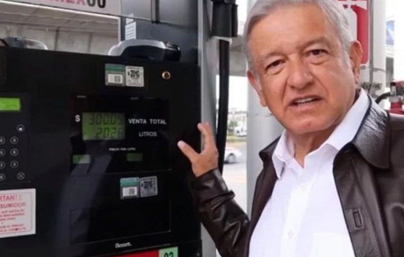 López Obrador en una estación de gasolina de Pemex durante su campaña presidencial.