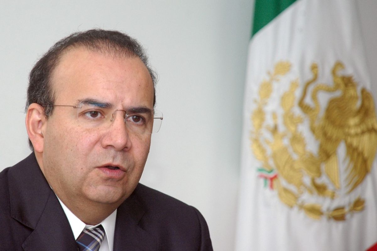 El titular del Trabajo, Alfonso Navarrete, tiene una escasa incursión sobre las políticas de Estado para evitar una política asistencialista. El titular del Trabajo, Alfonso Navarrete, tiene una escasa incursión sobre las políticas de Estado para evitar una política asistencialista.