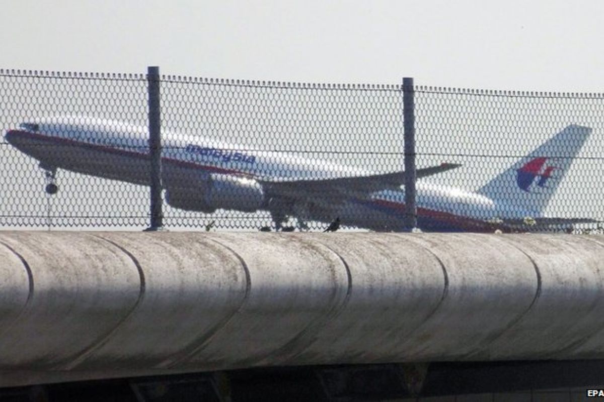 El Boeing 777 de Malaysia Airlines -que partió de Amsterdam con destino a Kuala Lumpur- se estrelló con 295 personas a bordo, ninguna sobrevivió. El Boeing 777 de Malaysia Airlines -que partió de Amsterdam con destino a Kuala Lumpur- se estrelló con 295 personas a bordo, ninguna sobrevivió.