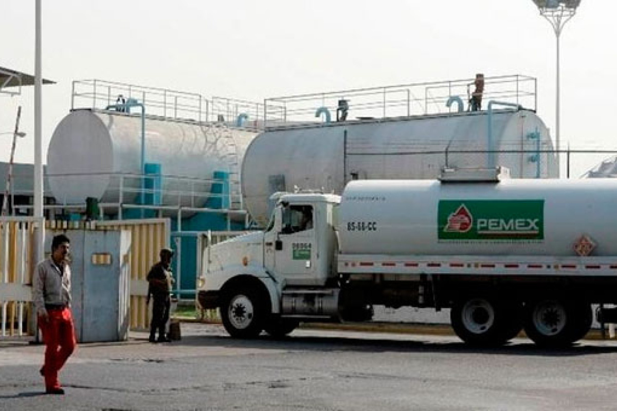 Pemex vendió 1.136 millones de barriles de petróleo crudo en promedio diario durante el primer semestre del 2014. Pemex vendió 1.136 millones de barriles de petróleo crudo en promedio diario durante el primer semestre del 2014.