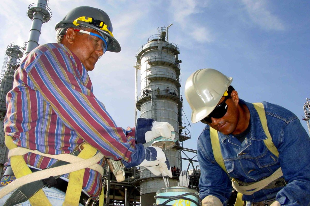 El convenio entre STPRM y Pemex excluyó al sistema de pensiones a la espera de la promulgación de las leyes secundarias en materia energética. El convenio entre STPRM y Pemex excluyó al sistema de pensiones a la espera de la promulgación de las leyes secundarias en materia energética.