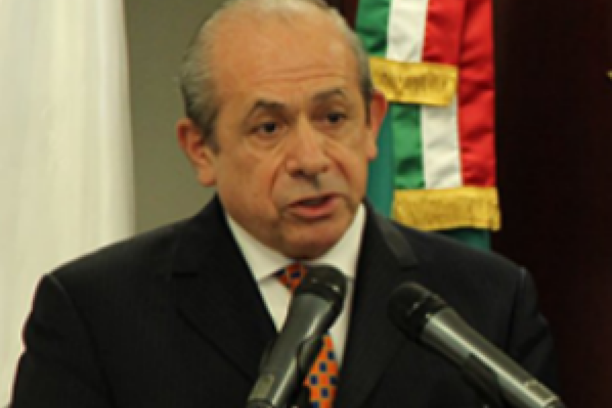 El nuevo director general del IPN, Enrique Fernández Fassnacht, se comprometió a eliminar las remuneraciones a exdirectores. El nuevo director general del IPN, Enrique Fernández Fassnacht, se comprometió a eliminar las remuneraciones a exdirectores.