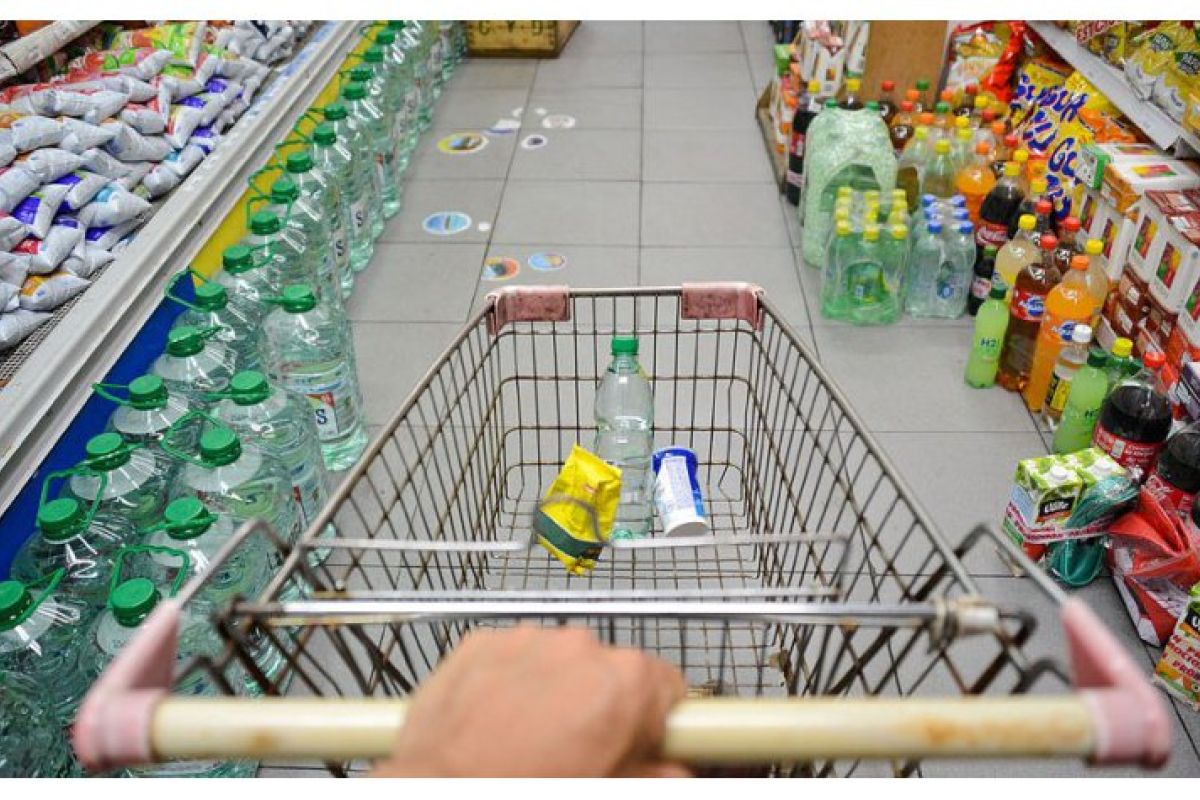 Al 15% de los trabajadores que ganan hasta un salario mínimo en México le es imposible adquirir la canasta de bienestar completa pues su costo es de 2,760 pesos mensuales, mientras ellos ganan hasta 2,430 pesos al mes. Al 15% de los trabajadores que ganan hasta un salario mínimo en México le es imposible adquirir la canasta de bienestar completa pues su costo es de 2,760 pesos mensuales, mientras ellos ganan hasta 2,430 pesos al mes.