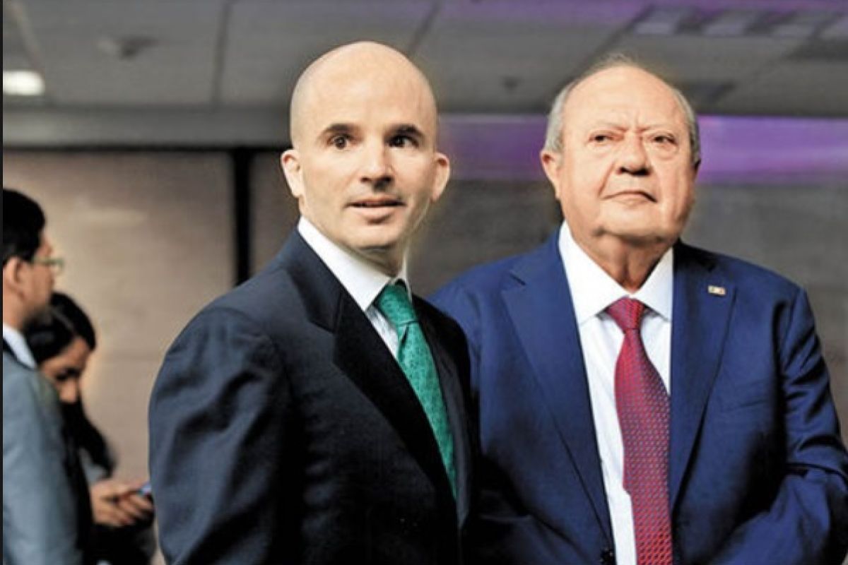 La negociación entre José Antonio González Anaya y Romero Deschamps conservó las prestaciones que ahogan a las finanzas de Pemex para la mayoría de los trabajadores. La negociación entre José Antonio González Anaya y Romero Deschamps conservó las prestaciones que ahogan a las finanzas de Pemex para la mayoría de los trabajadores.