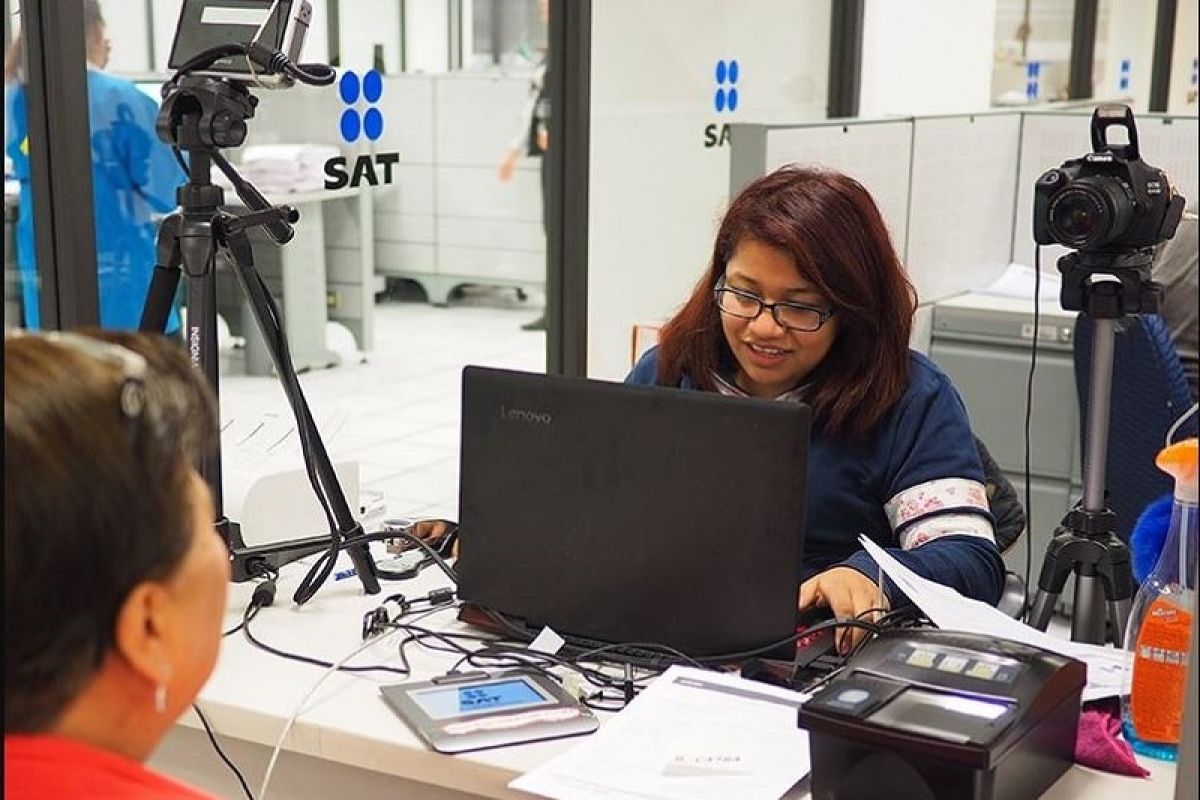 Hay 37.9 millones de asalariados registrados ante el SAT y 24.8 millones de personas físicas. Hay 37.9 millones de asalariados registrados ante el SAT y 24.8 millones de personas físicas.