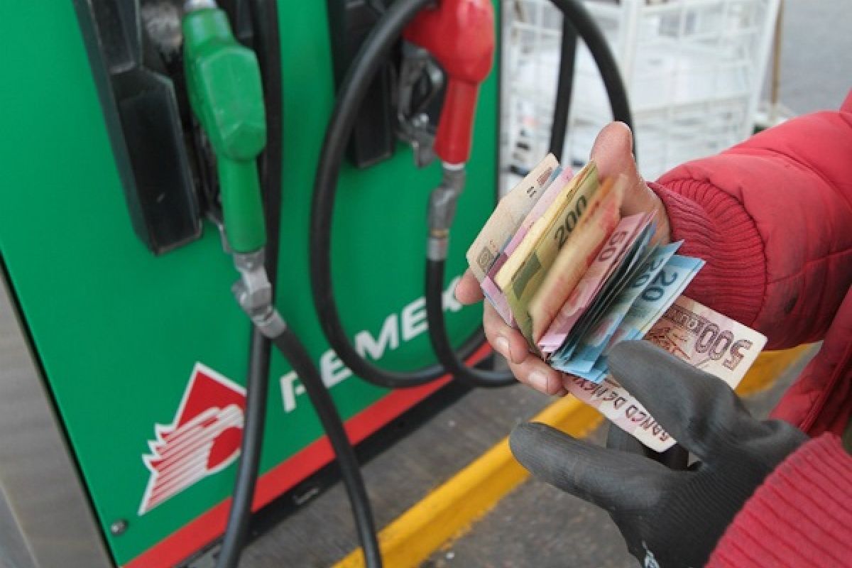 Aumenta el precio de la gasolina supera los 20 pesos Hay 43 gasolineras del país en donde el litro de gasolina Premium superó los 20 pesos. El reporte indica que los precios altos se ubican en la zona oriente del país, en 19 estaciones de servicio de Michoacán, y 13 de Jalisco.