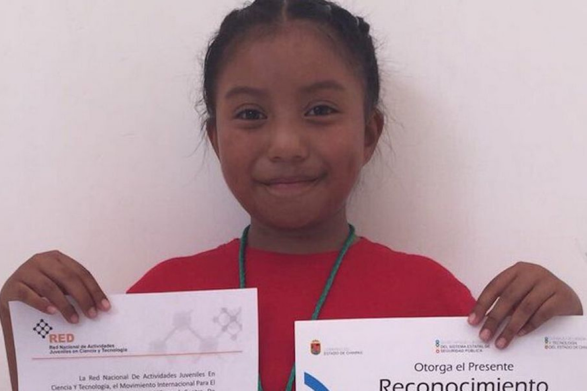 Niña mexicana de ocho años gana premio de Ciencia Nuclear de la UNAM Xóchilt actualmente cursa el tercer grado de primaria y desde los cuatro años mostró su interés por investigar todo lo referente a la ciencia.