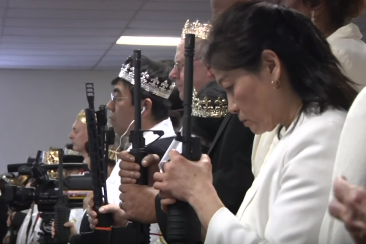 La ceremonia incluyó una cena de agradecimiento al Presidente Trump y bendiciones a los rifles AR-15. Foto: youTube La ceremonia incluyó una cena de agradecimiento al Presidente Trump y bendiciones a los rifles AR-15. Foto: youTube