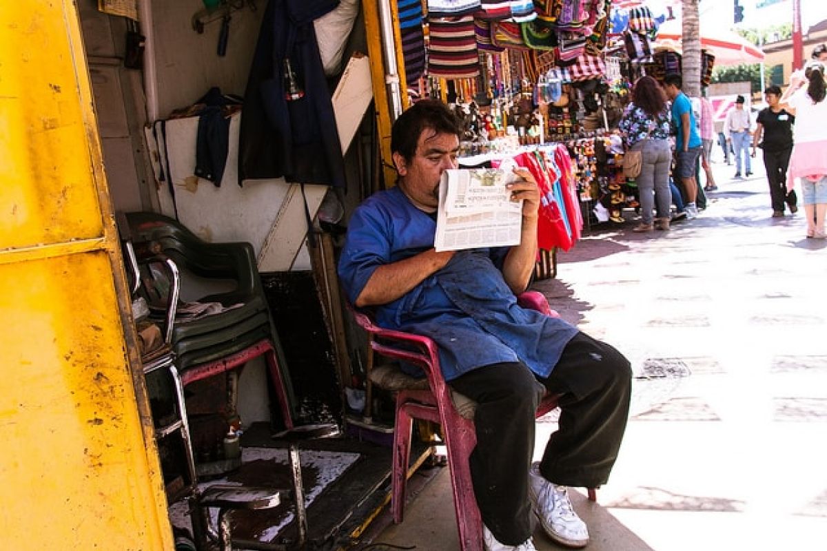 Dos de cada 10 habitantes de Tijuana laboran en el comercio y menos del 1% en actividades primarias. Dos de cada 10 habitantes de Tijuana laboran en el comercio y menos del 1% en actividades primarias.