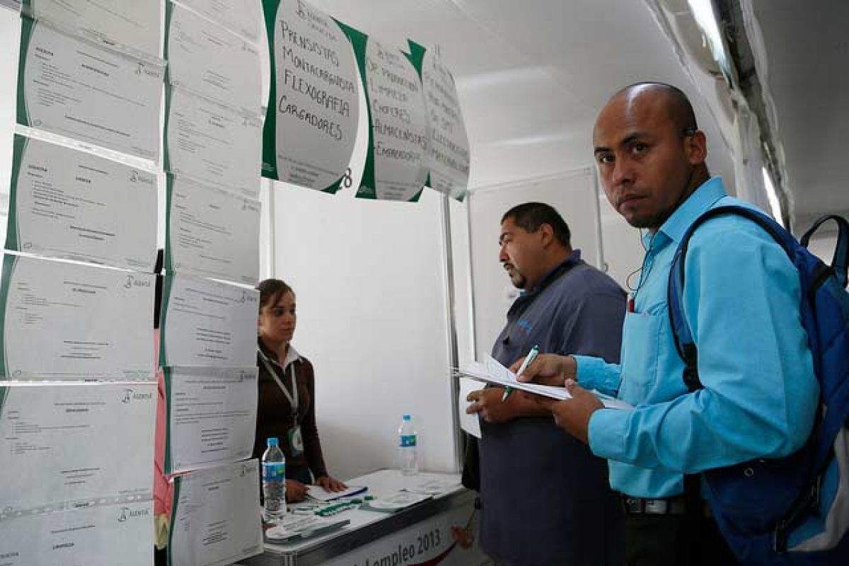 Feria de empleo en Tonalá, Jalisco por parte del gobierno de Aristóteles Sandoval en abril de 2013. Foto: Gobierno estatal. Feria de empleo en Tonalá, Jalisco por parte del gobierno de Aristóteles Sandoval en abril de 2013. Foto: Gobierno estatal.