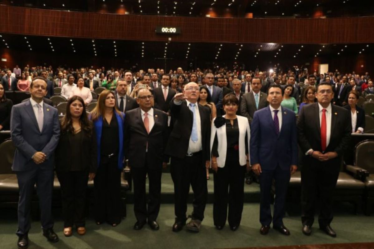 Este 15 de marzo 377 votos a favor le dieron el cargo a David Colmenares, quien se encargará de fiscalizar los último dos años del gobierno de Enrique Peña Nieto. Foto:diputada Alicia Barrientos. Este 15 de marzo 377 votos a favor le dieron el cargo a David Colmenares, quien se encargará de fiscalizar los último dos años del gobierno de Enrique Peña Nieto. Foto:diputada Alicia Barrientos.