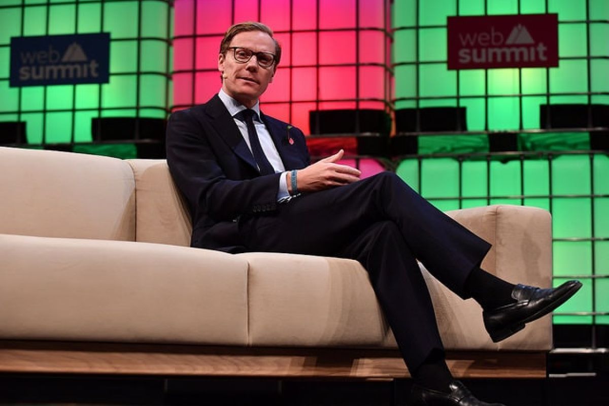 https://www.flickr.com/photos/websummit/38287070931/in/photolist-21kifhB-21kgJ5V-ZNeBPD-23ZxrLa-22xmZS5-21kgHZp-Dczwm1-HceBvN-23XLZLt-Zftoab-GwR16T-DczwPW-FE8WDx-23Y1Ro8-23V4E22-bWN3ja-qeDg4E-nQjg8g-ZTB7jo-21kic7D-24g4iwU-Uh9v7U-PDtSop-H8ugrd-21kgHBF-RcdupQ-HcZWSq-25hBCxE-24arLmN-25gXqJq-24arLms-24fi7eG-RdGQGw-25kmESF-VBiuWJ-H7o5e1-FERtRR-24cgQW7-25fafTv-R53yU8-Rcbvju-Y2DC2z-22xsFsC-25gb54N-25jMPyV-22zLuaE-25jUa6D-HdwKXY-25jipT4-MK8jMu A raíz del escándalo Alexander Nix, CEO de Cambridge Analytica fue cesado de su puesto. Foto: Sam Barnes/Web Summit