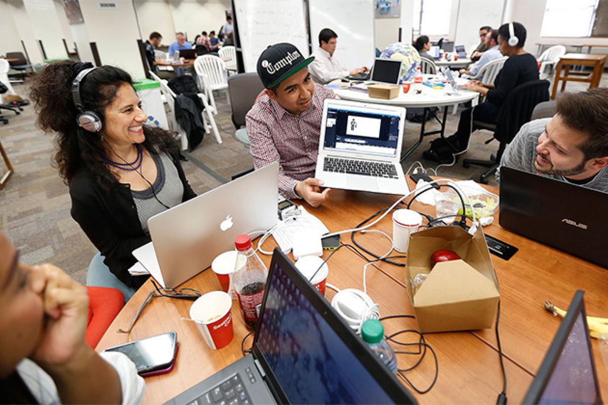 El trabajo no remunerado de los hackatones coincide con nuevos modelos de trabajo basados en la autoinversión con la autoexplotación. Foto:Universidad Stanford. El trabajo no remunerado de los hackatones coincide con nuevos modelos de trabajo basados en la autoinversión con la autoexplotación. Foto:Universidad Stanford.