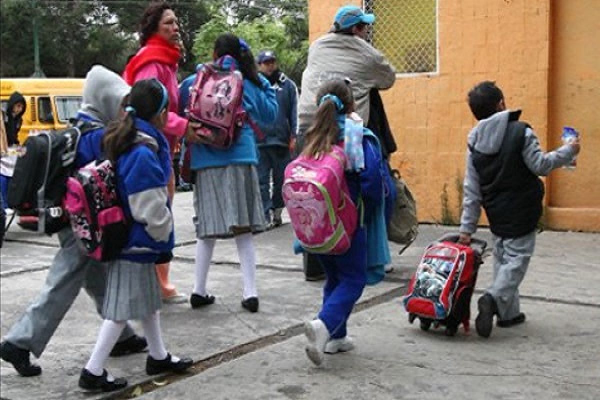 Este lunes regresan a clases más de 25 millones de estudiantes Toma precauciones este próximo lunes, regresan a clases más de 25 millones de alumnos en México.
