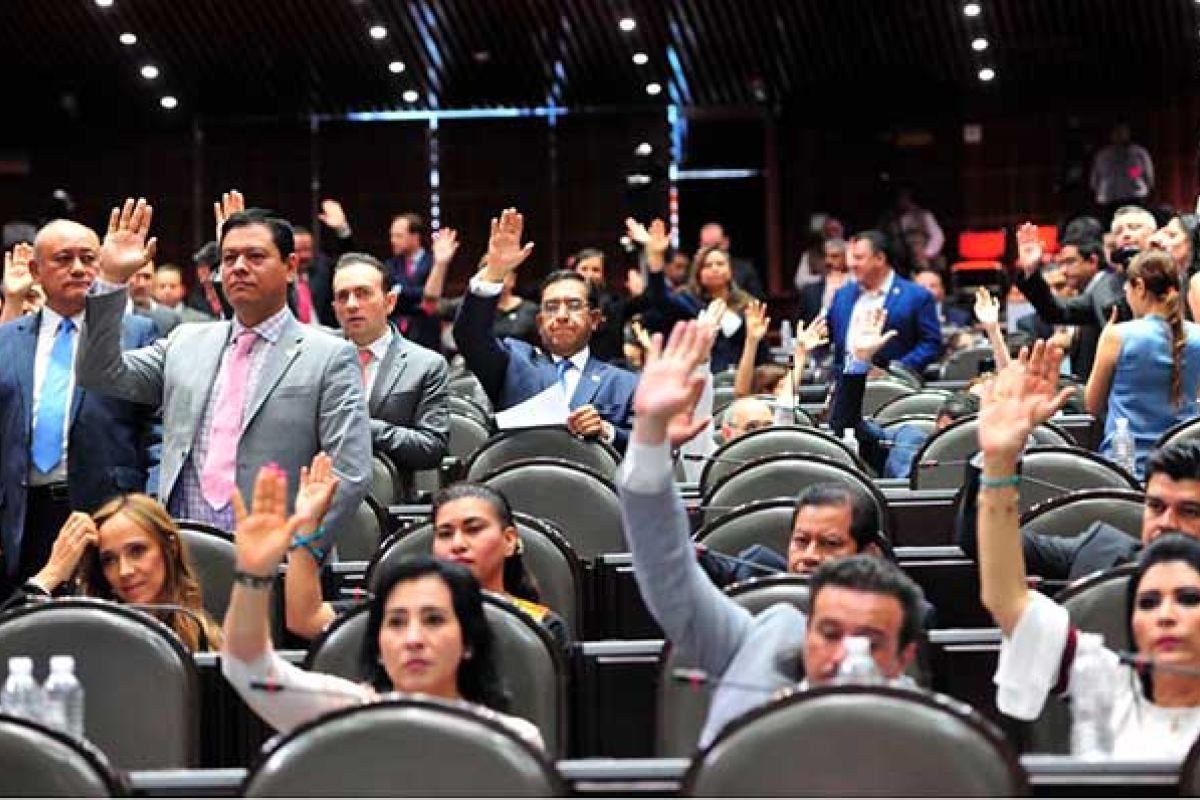 Diputados aprobaron por unanimidad la reforma que elimina el fuero constitucional a todos los funcionarios públicos, incluso el presidente. Diputados aprobaron por unanimidad la reforma que elimina el fuero constitucional a todos los funcionarios públicos, incluso el presidente.