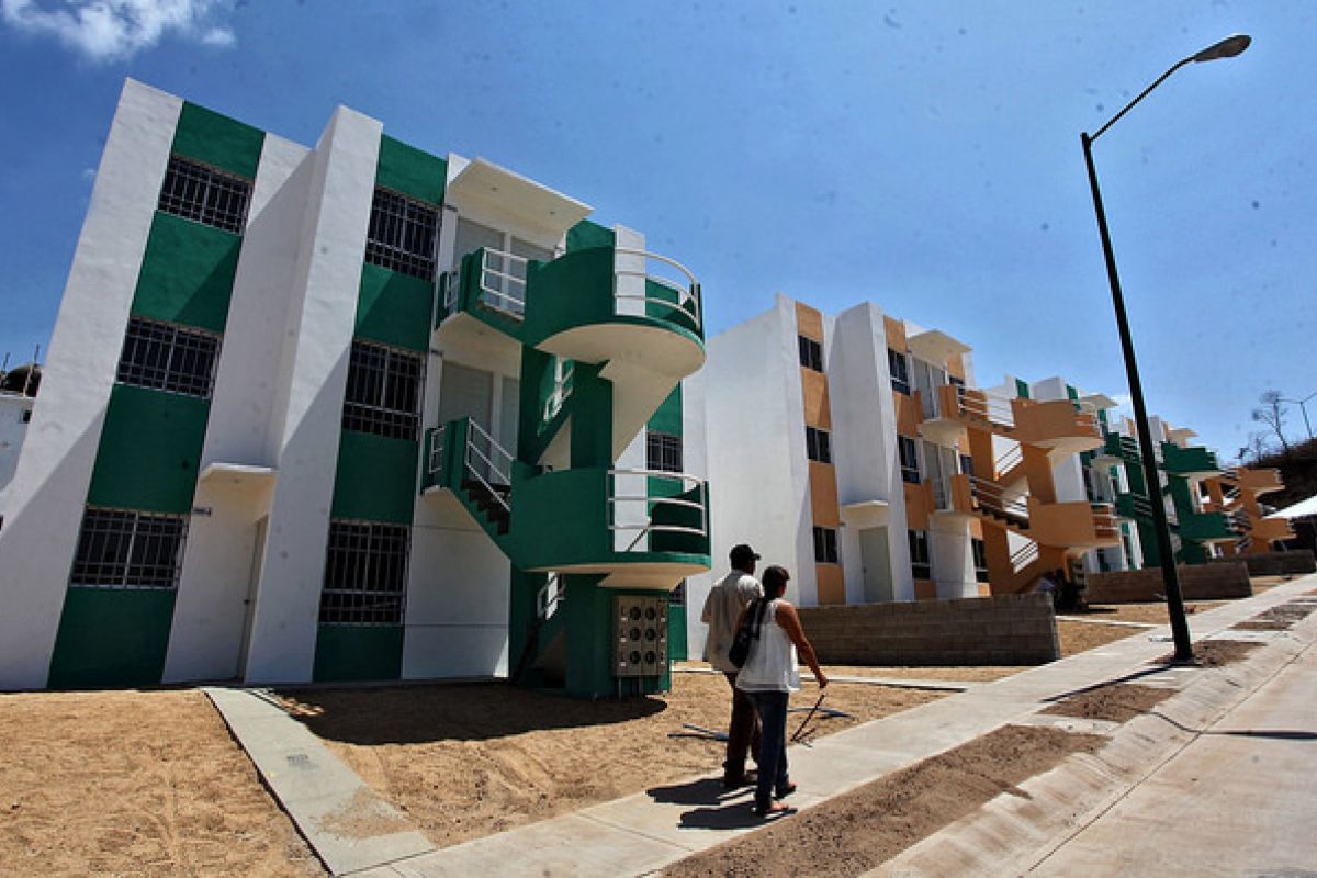 La falta de servicios y la lejanía con el área conurbada son dos de las razones del abandono y de lo barato de estas casas en venta. La falta de servicios y la lejanía con el área conurbada son dos de las razones del abandono y de lo barato de estas casas en venta.