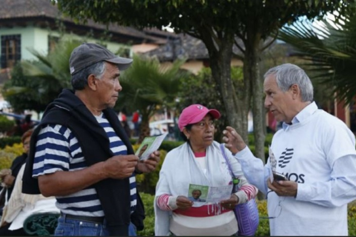 Enrique Cárdenas, aspirante a candidato independiente para gobernador en Puebla en recolección de firmas. Enrique Cárdenas, aspirante a candidato independiente para gobernador en Puebla en recolección de firmas.