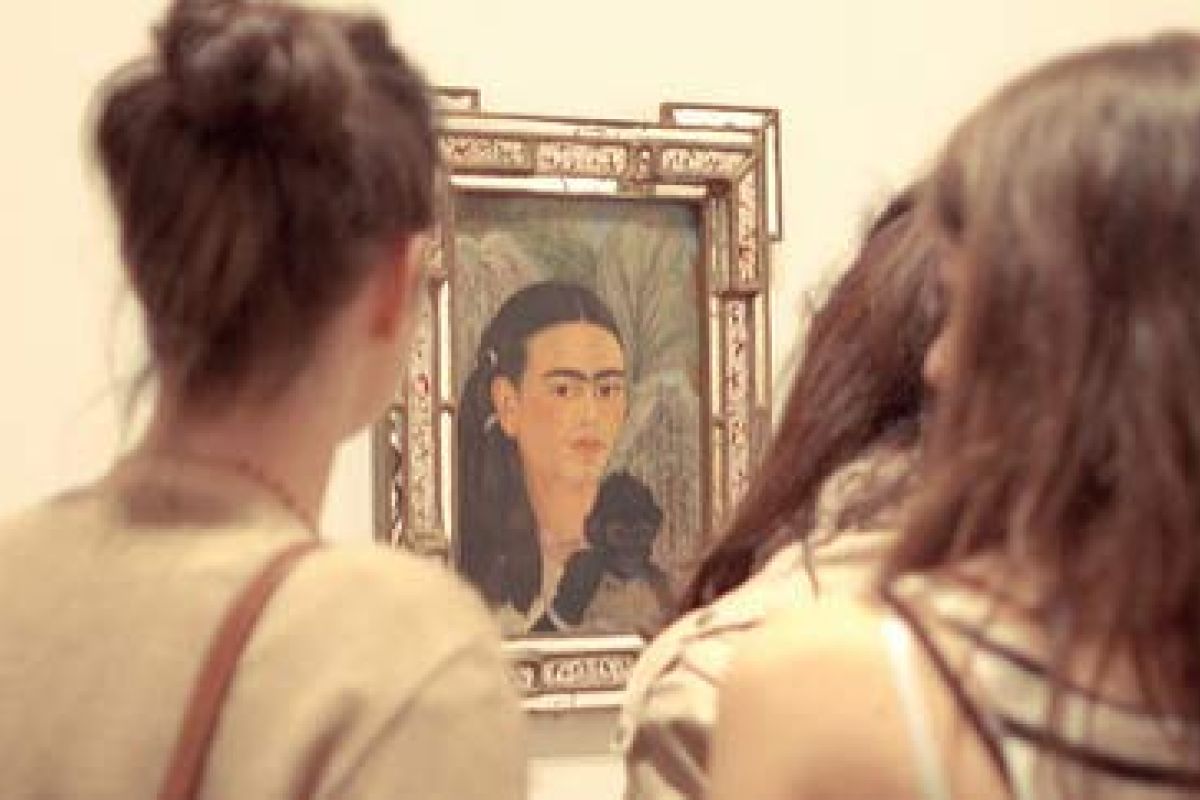 La Fridomanía lleva más de 40 años desde que el Museo de Arte Contemporáneo de Chicago realizó una exposición en 1978 con su trabajo en medio de la revolución feminista. La Fridomanía lleva más de 40 años desde que el Museo de Arte Contemporáneo de Chicago realizó una exposición en 1978 con su trabajo en medio de la revolución feminista.
