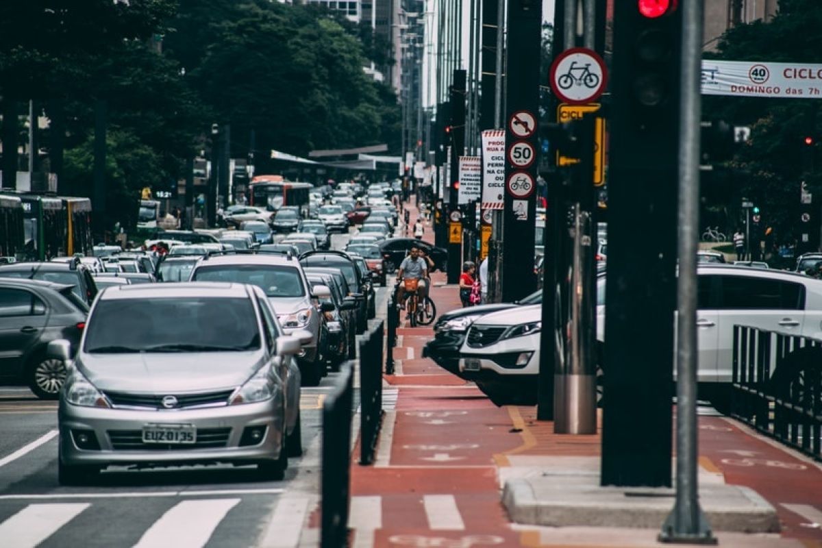Sin una buena inversión en transporte público y ante severos problemas de inseguridad, los mexicanos han optado por utilizar apps de transporte para movilizarse. Sin una buena inversión en transporte público y ante severos problemas de inseguridad, los mexicanos han optado por utilizar apps de transporte para movilizarse.