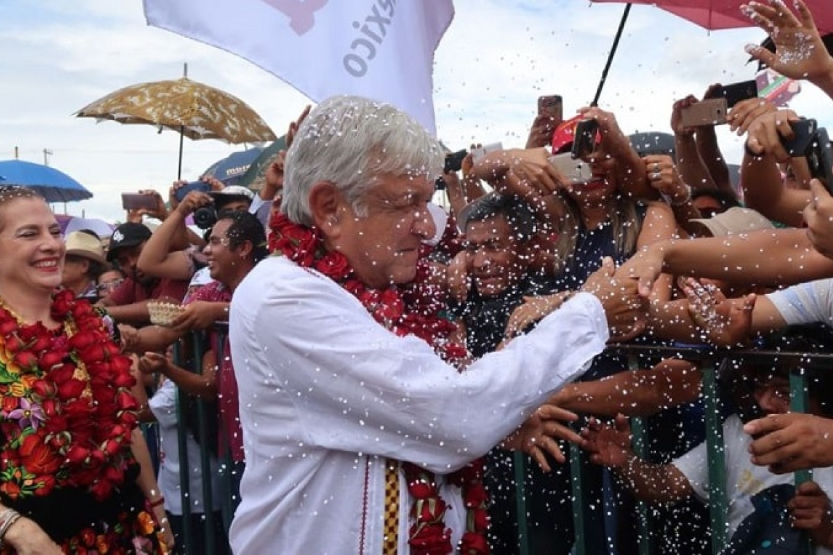 Una de las promesas de campaña de AMLO fue bajar el precio de la gasolina, aunque de hacerlo, podría comprometer el presupuesto público del 2019. Una de las promesas de campaña de AMLO fue bajar el precio de la gasolina, aunque de hacerlo, podría comprometer el presupuesto público del 2019.