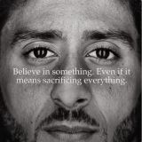 La nueva campaña de Nike tiene como imagen al primer jugador en arrodillarse durante el himno nacional norteamericano a manera de protesta por el racismo.