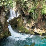 El turismo representa una pieza importante en la economía del país. En la foto, el puente de Dios en Tamasopo, San Luis Potosí (Foto: flickr Carlos Adampol).