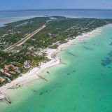 La isla de Holbox produce entre 11 y 14 toneladas de basura al día (Foto: flickr dronepicr).