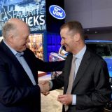 Jim Hackett, CEO de Ford Motor Company, y Herbert Diess, CEO de Volkswagen Group, en el pasado Autoshow 2019 de Norteamérica (Foto: Ford.com/Sam VarnHagen)