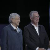 El entonces presidente electo Andrés Manuel López Obrador con el empresario Ricardo Salinas Pliego, en un evento sobre robótica el 18 de agosto de 2018 (lopezobrador.org.mx)