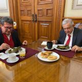 El senador Ricardo Monreal y el presidente Andrés Manuel López Obrador, desayunando en Palacio Nacional el pasado lunes 7, para conversar sobre las iniciativas de reformas en el Congreso (Foto: lopezobrador.org.mx)