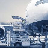 Trabajadores aeroportuarios cargan una aeronave. (Foto: Gobierno de México)