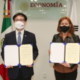 La secretaria de Economía, Tatiana Clouthier, y el ministro de Comercio de la República de Corea, Han-koo Yeo, en la firma del inicio de las negociaciones en la Ciudad de México (Foto: Secretaría de Economía)