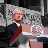 El presidente López Obrador y detalle de la fachada del Banco de México. (Foto: Gobierno de México)