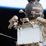 Los cosmonautas de Roscosmos Sergey Prokopyev y Dmitri Petelin realizan una caminata espacial Créditos: NASA