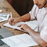 Los ingresos de los hombres con posgrado completo o incompleto cayeron 43% entre 2016 y 2022, según INEGI (Foto: Pexels)