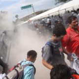 La Policía Federal rocía con gases lacrimógenos a la caravana migrante al entrar a México (Twitter: @PdPagina)